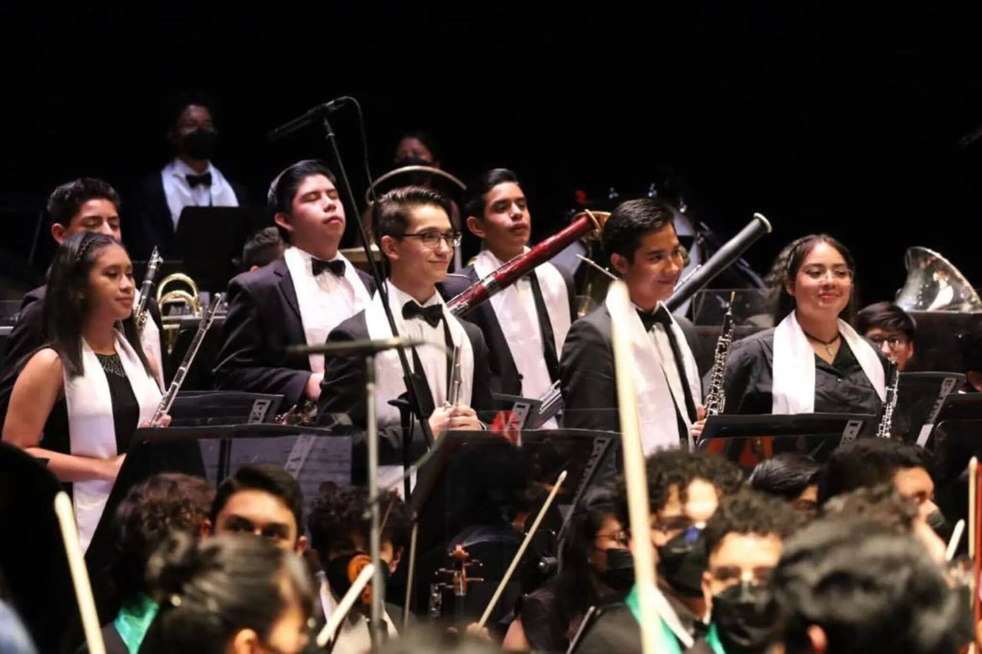 Juan Pablo tocando la flauta en Bellas Artes