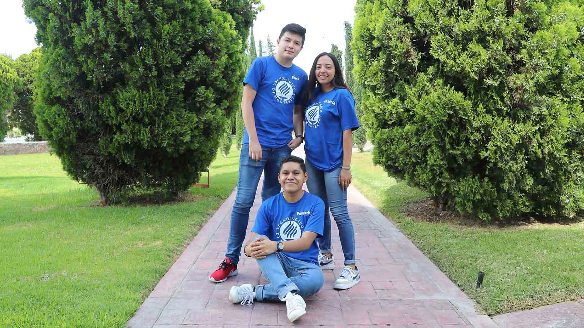 Tres estudiantes seleccionados como Líderes del Mañana del Tec en SLP posan en el campus.