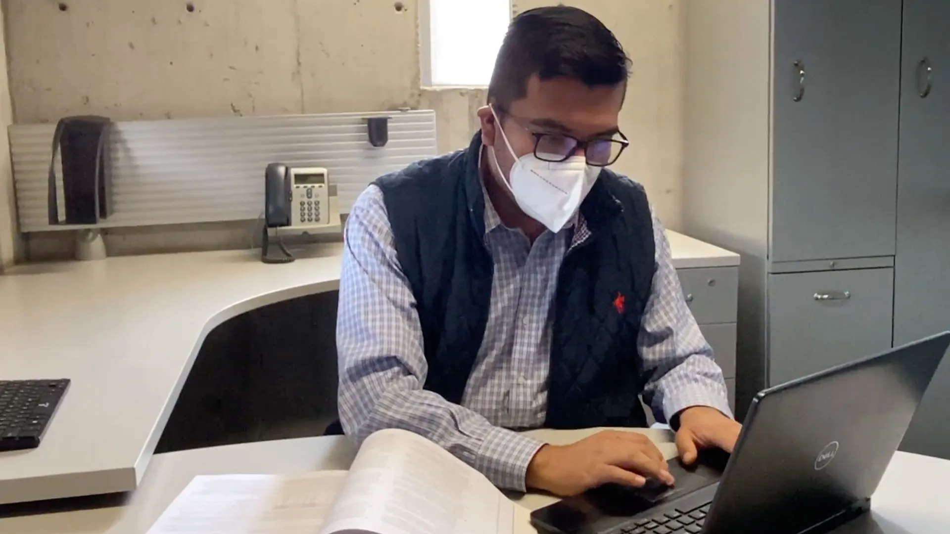 Alan Miralrio, profesor Tec investiga propiedades anticorrosivas de la planta Colpachi