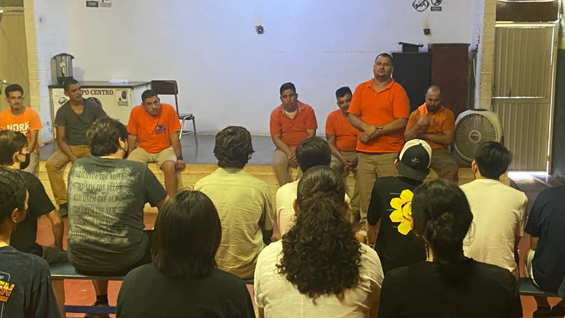 Alumnos escuchando los testimonios de los reclusos del Cereso