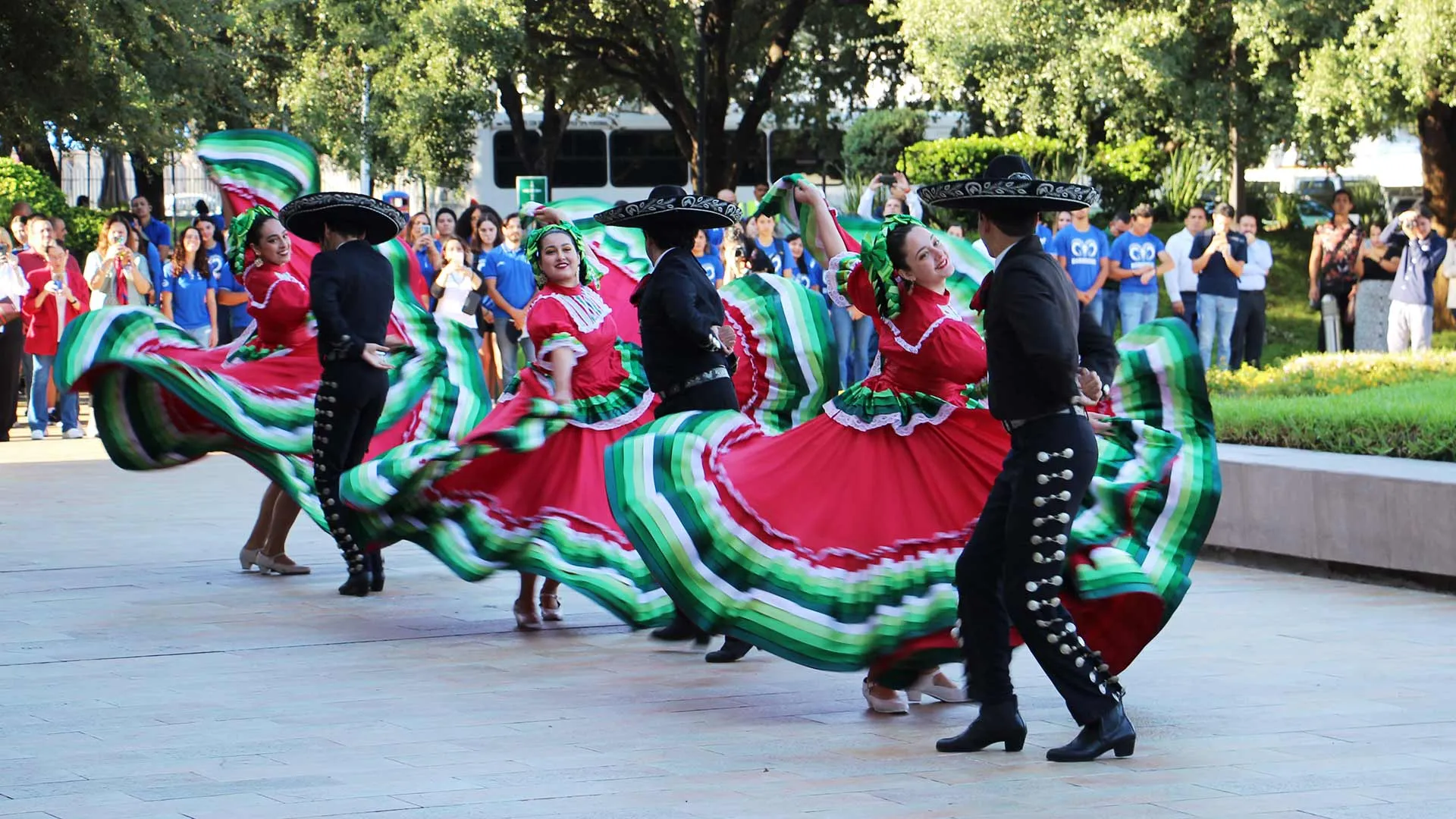 Alumnos y alumnas de Raíces bailando número de folklore