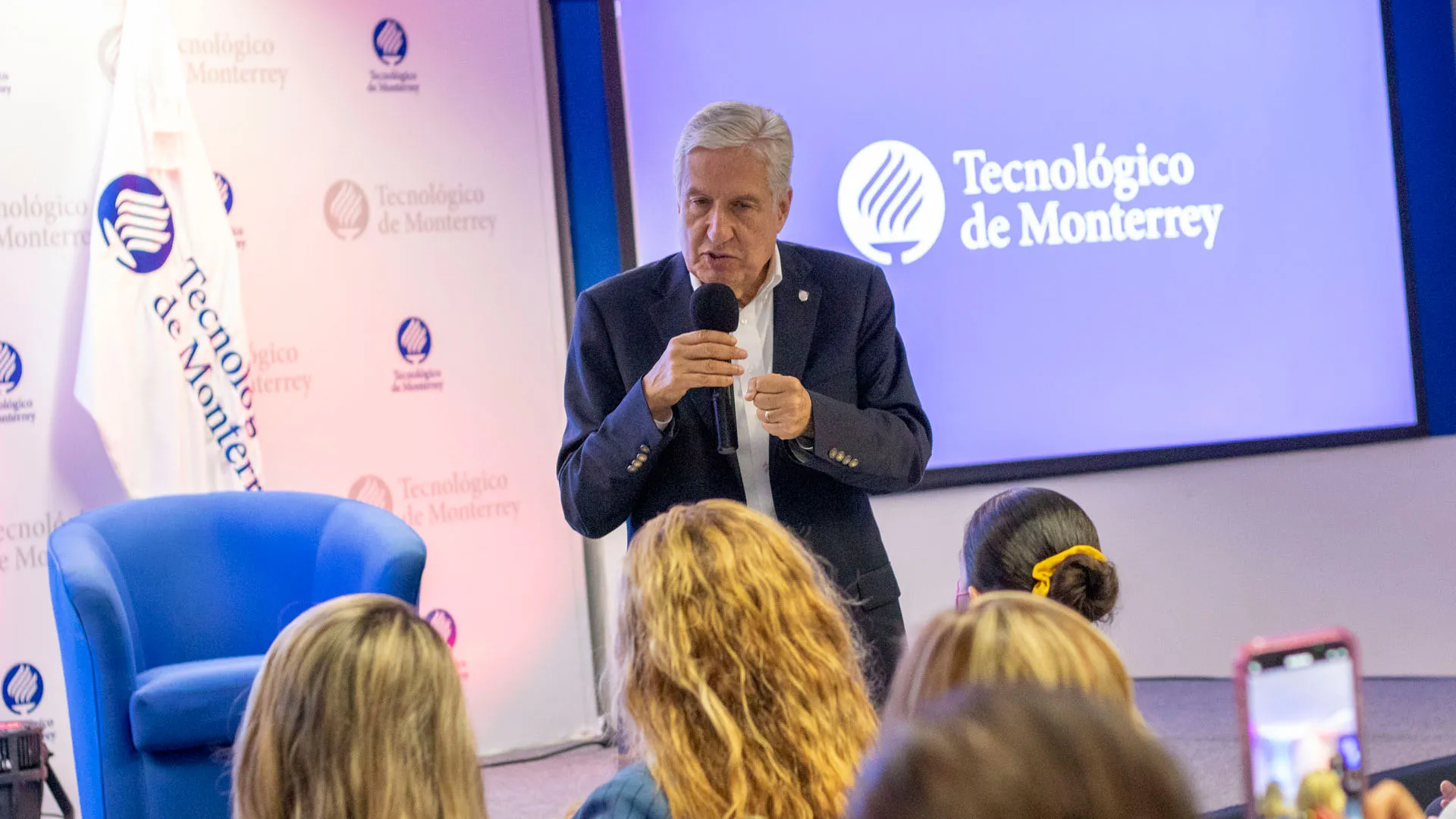 david noel ramirez hablando con un publico