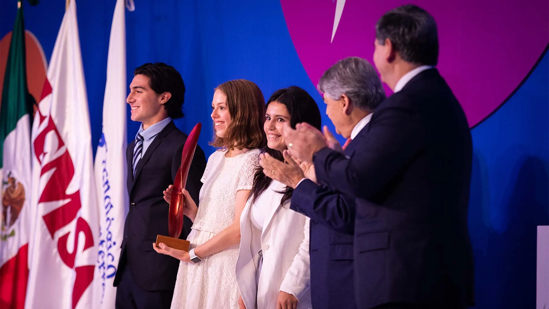 Estudiantes Tec galardonados por su innovación educativa De Raíz