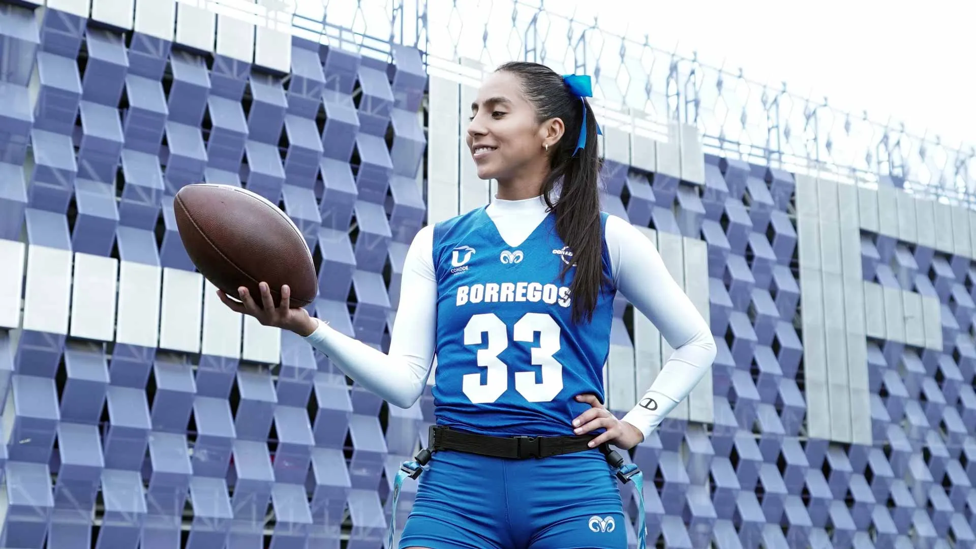 Diana Flores lanza el ovoide en práctica de tocho bandera