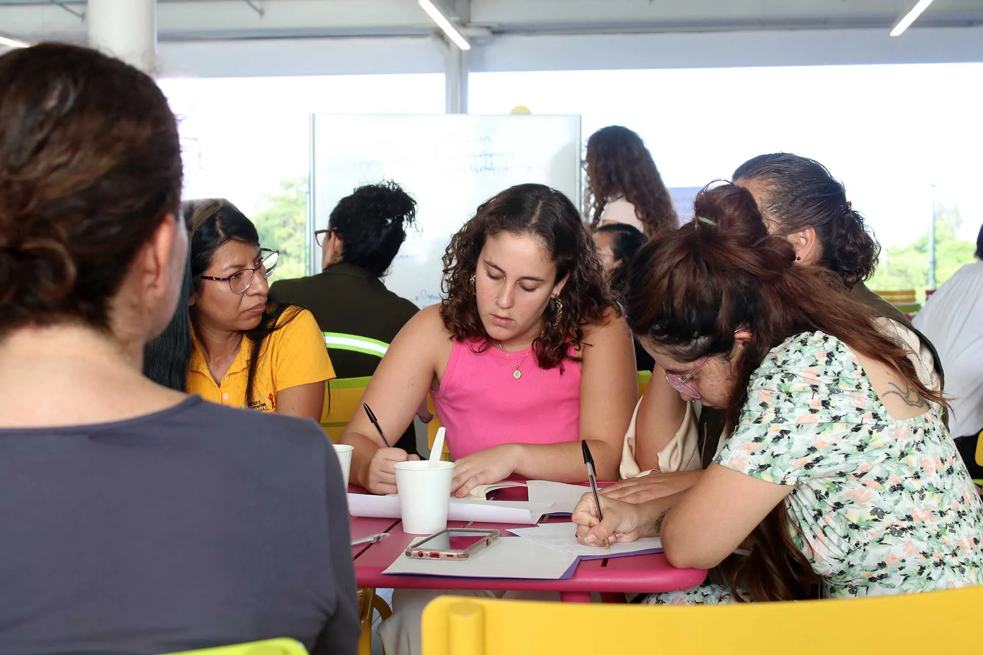 Tec Guadalajara realiza encuentro estatal con organizaciones no gubernamentales para analizar estigmas de la migración. 