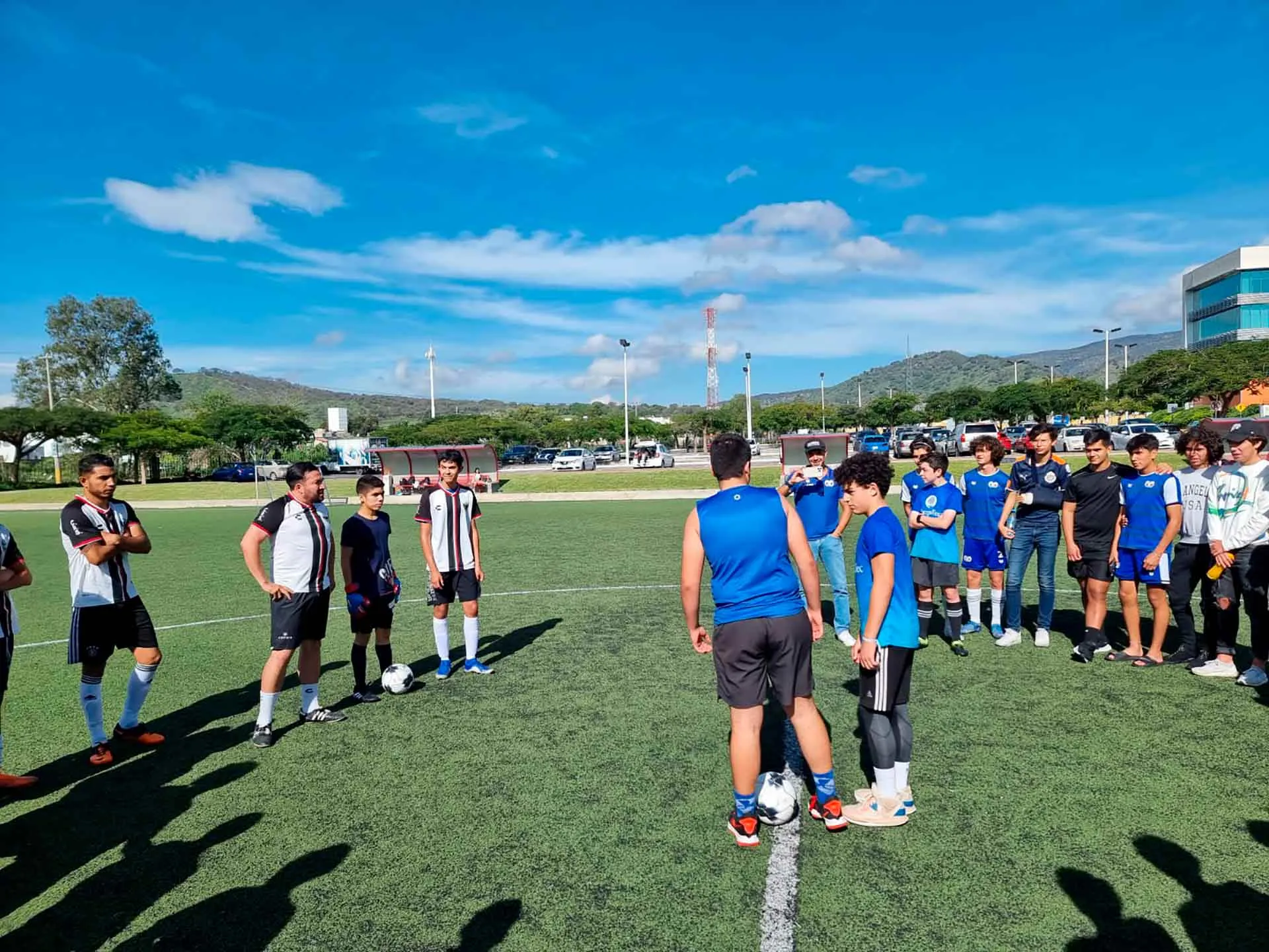 Futbol con exreclusos de Puente Grande con estudiantes de PrepaTec Santa Anita.
