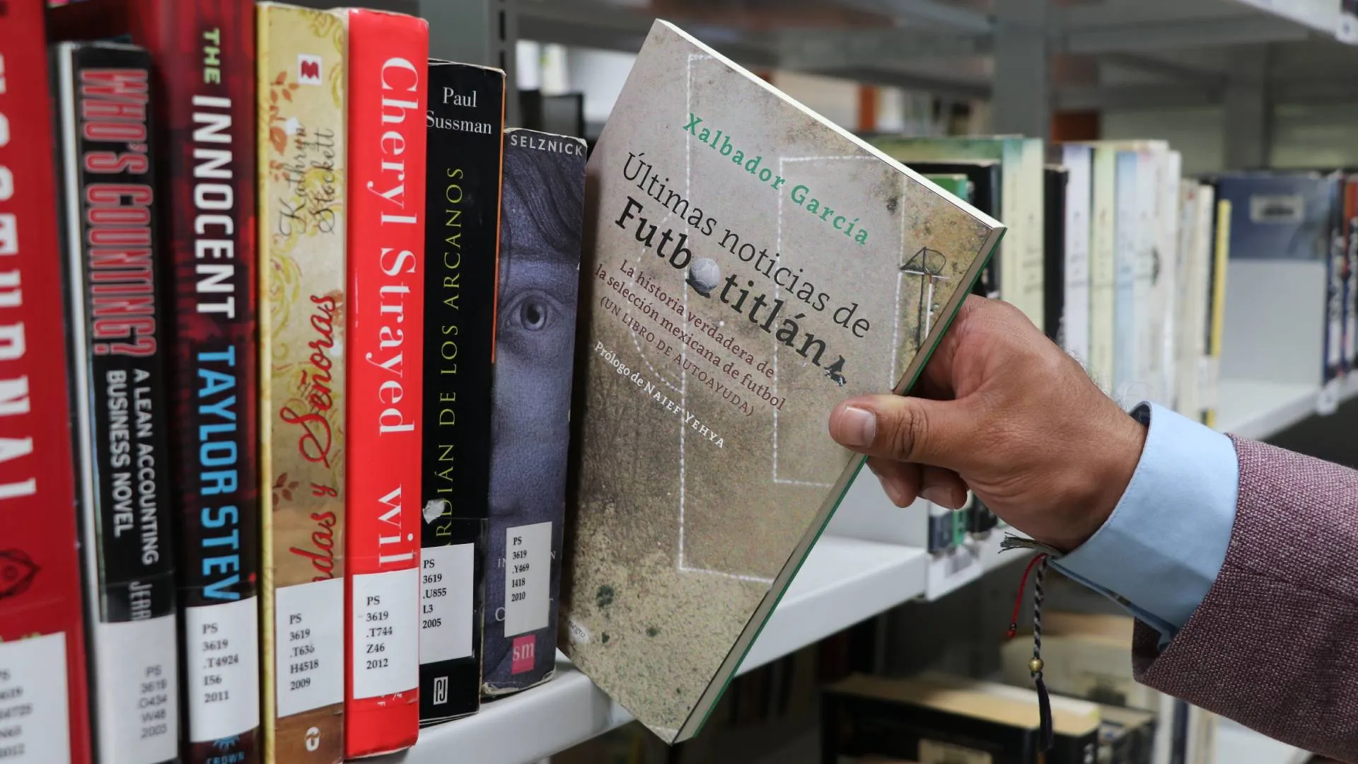 Últimas Noticias de Futbotitlán narra la historia mexicana de los últimos 30 años tomando en cuenta el papel que ha desempeñado el futbol en la misma. 