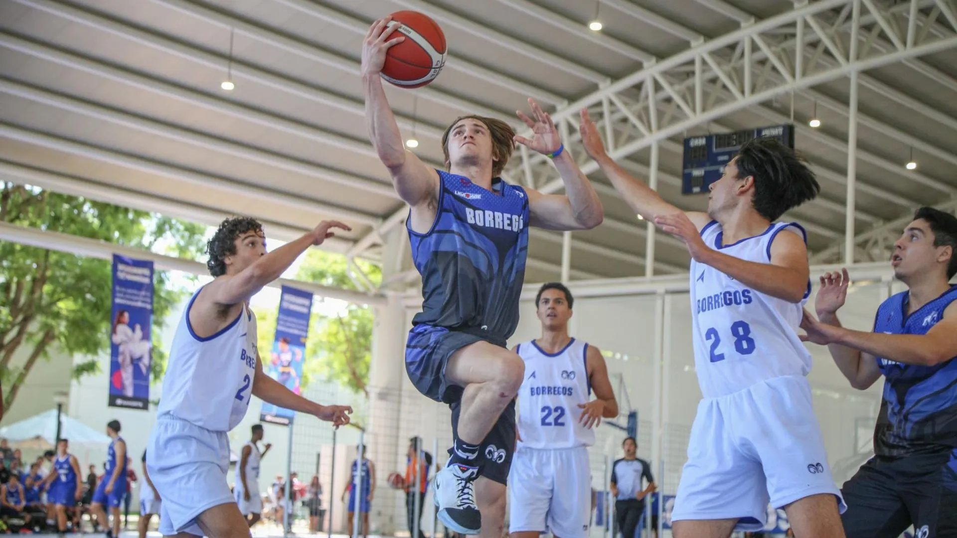 Cinco estudiantes jugando básquetbol, luchando por tener el balón en Intercampus Guadalajara.