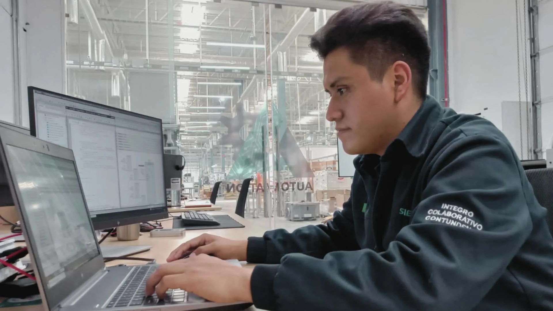 Eliseo Salazar trabajando en empresa Siemens, planta Monterrey.
