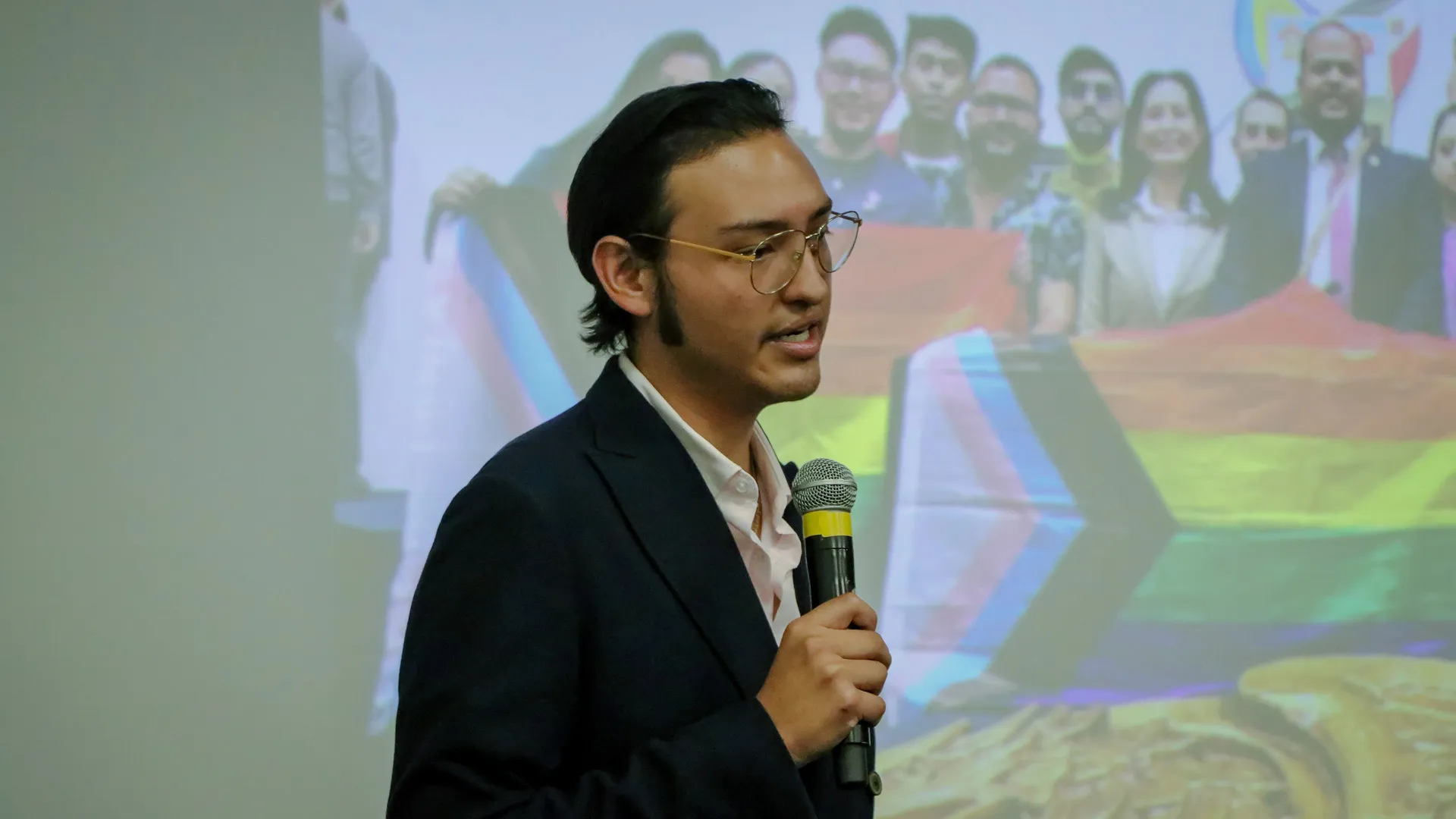 Kevin Solares dando conferencia a el grupo estudiantil FOCUS