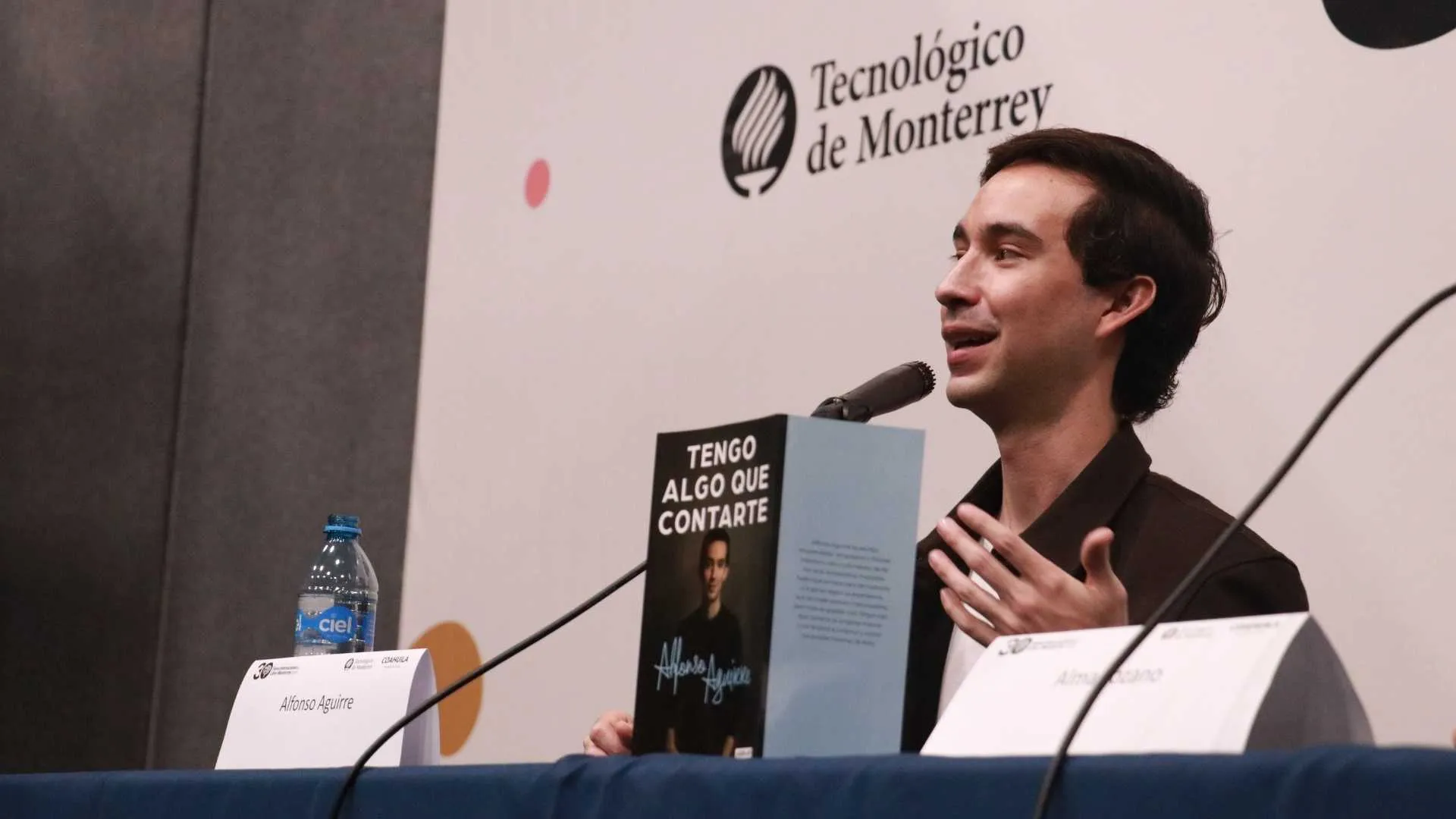Alfonso Aguirre, presentación de su libro durante la FIL Monterrey 2022