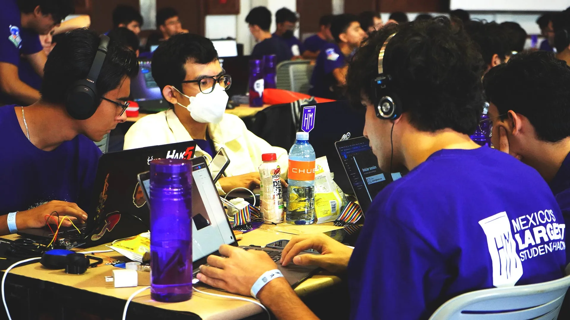 Los ganadores del hackMTY en acción.