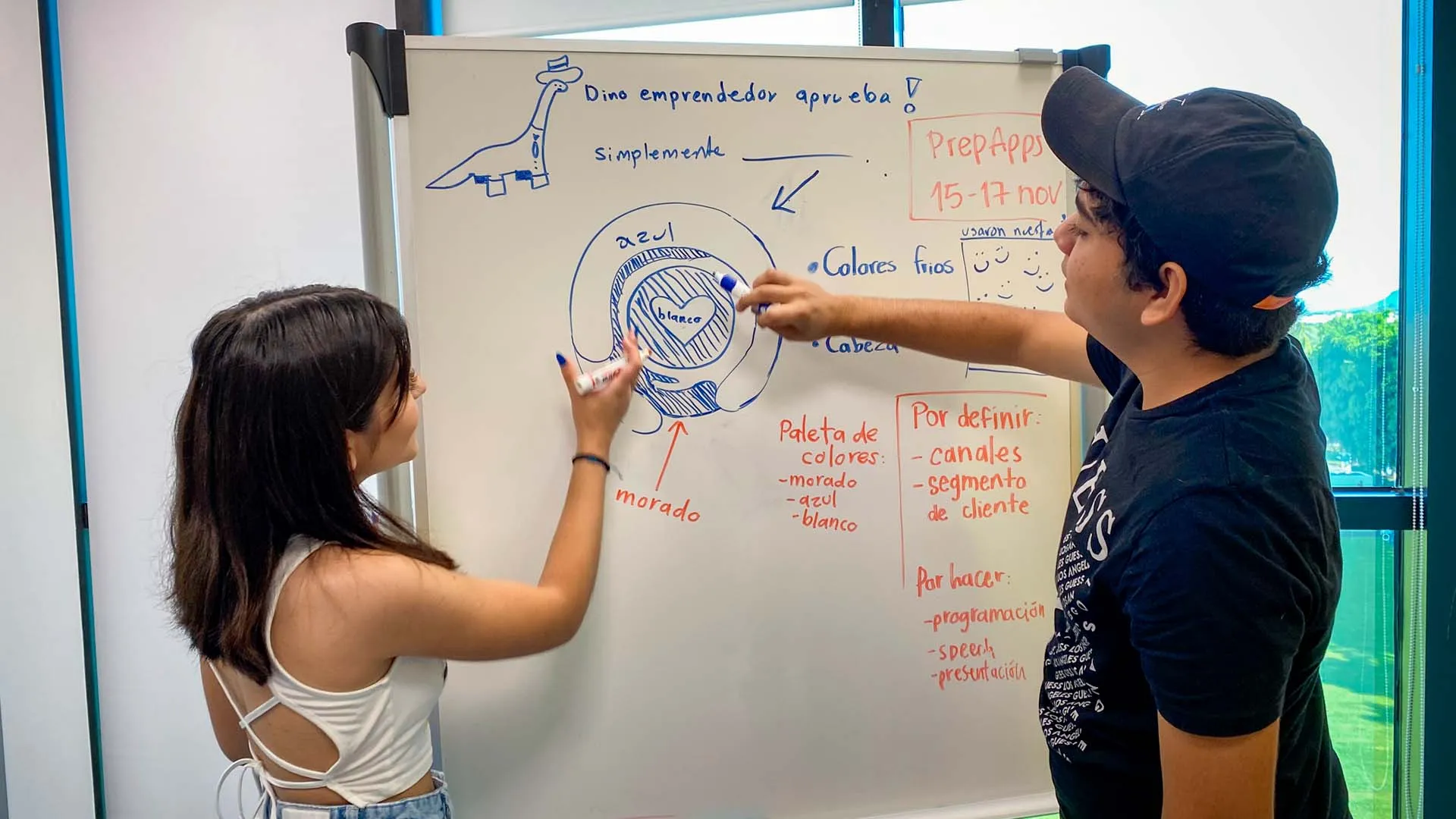 Alumnos de prepatec escribiendo en una pizarra sobre su app de salud mental mundthy