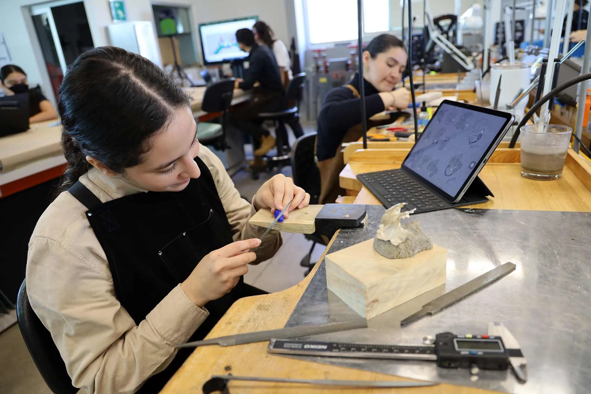 Estudiantes de diseño del Tec Guadalajara participan en exposición de joyería en Milán, Italia.