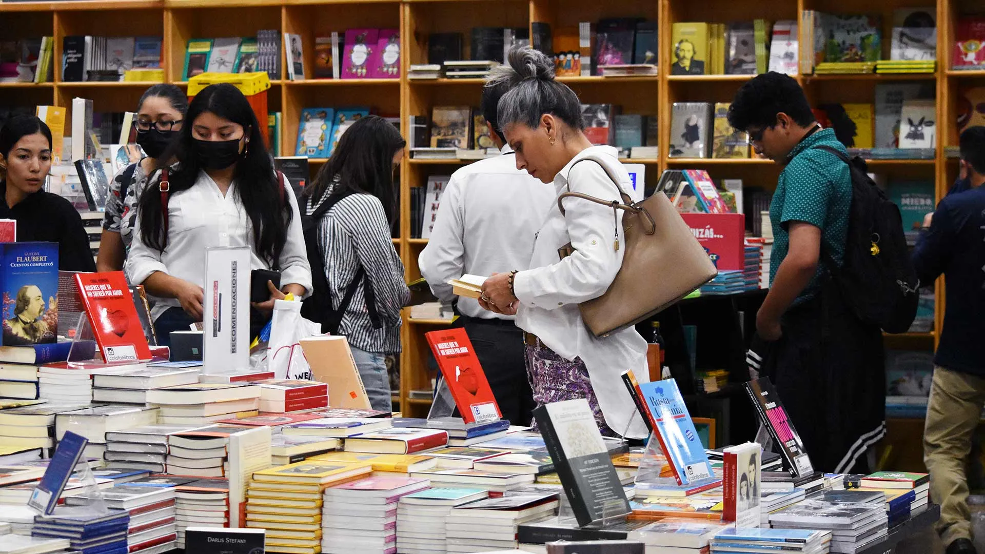 Lectores y lectoras en la Feria Internacional del Libro Monterrey 2022