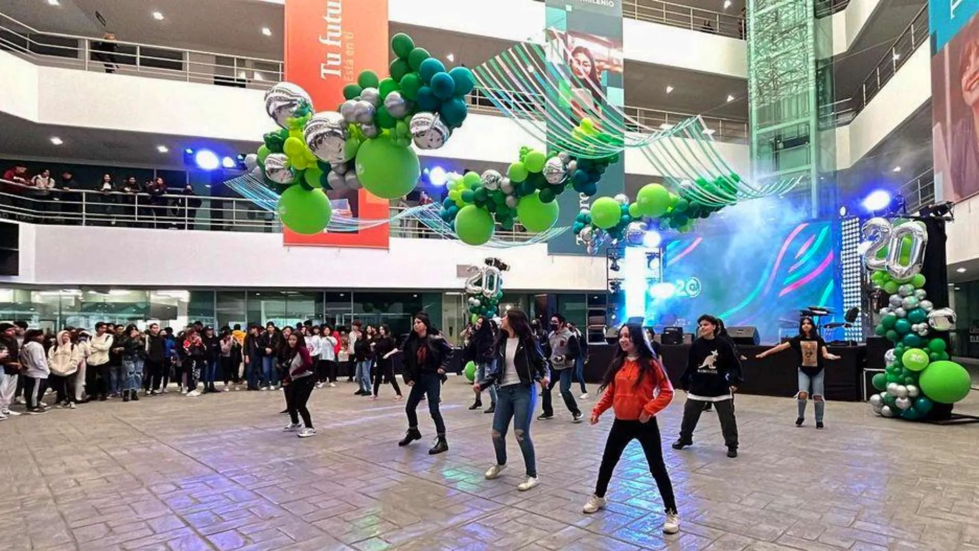 Festejos de alumnos de Prepa de Tecmilenio campus Las Torres
