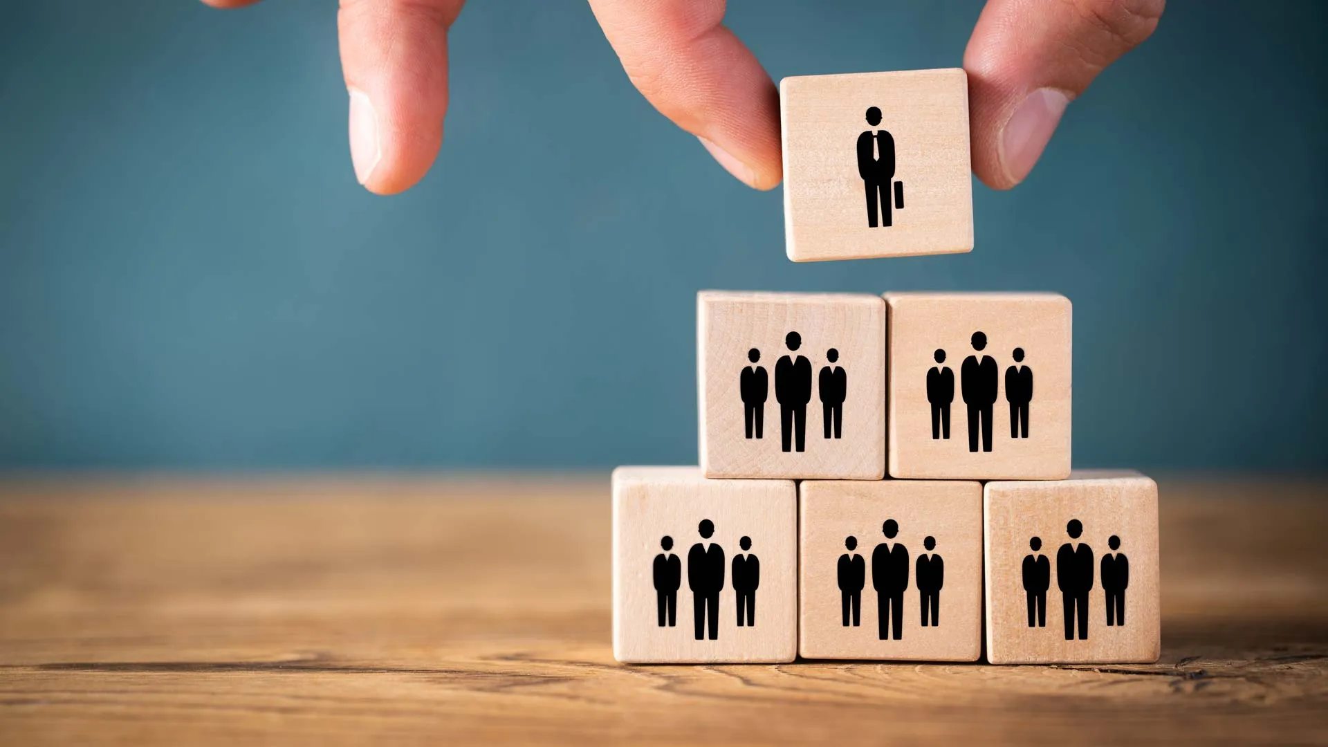 Experto en liderazgo destaca propósito para enfrentar crisis en organizaciones.