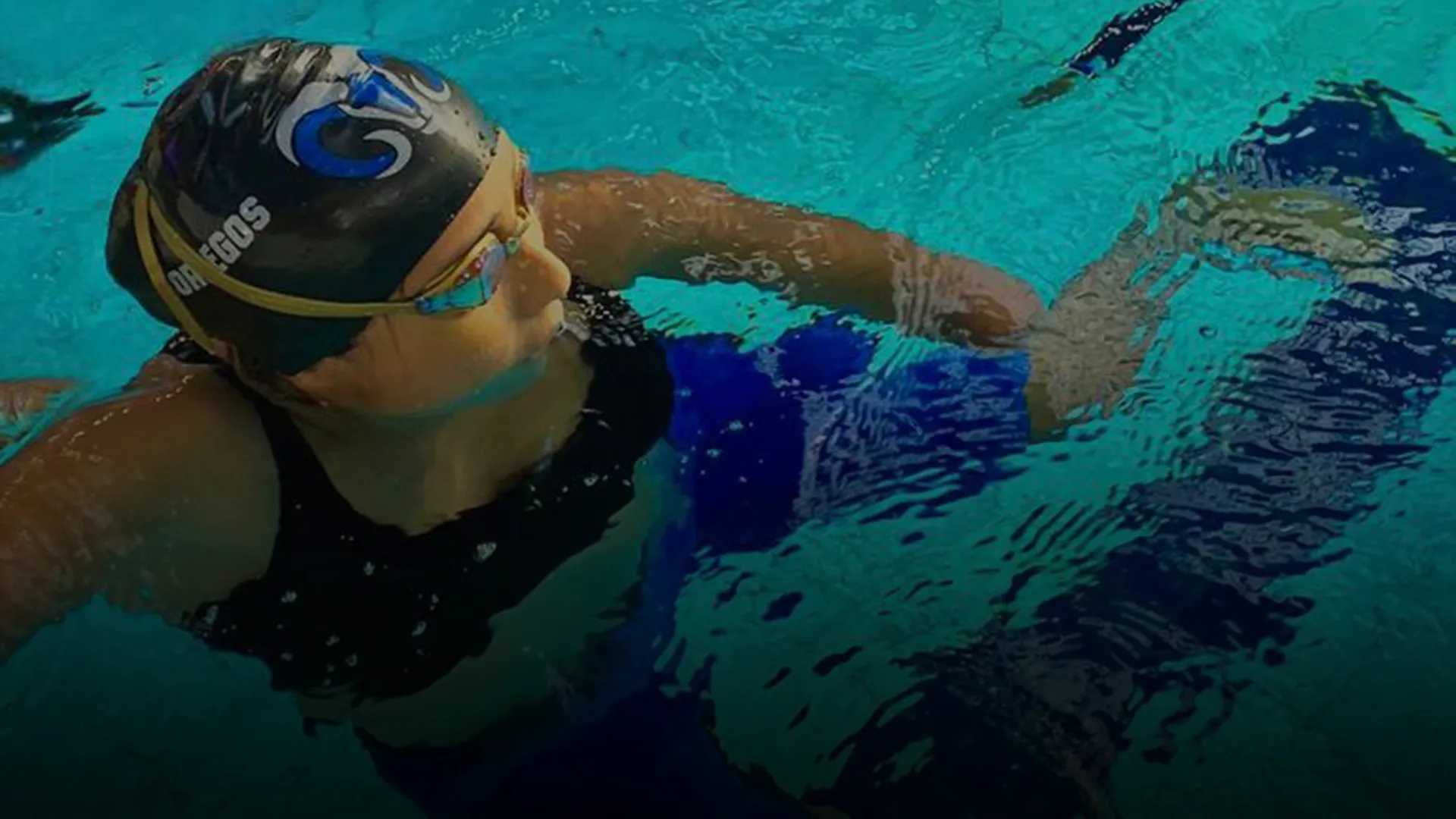 Ximena González terminando la competencia en una alberca de la serie mundial de paranatación