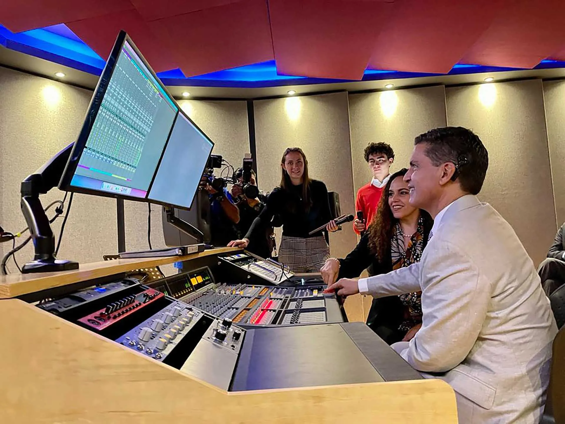 Tec campus Querétaro inaugura nueva cabina de producción musical