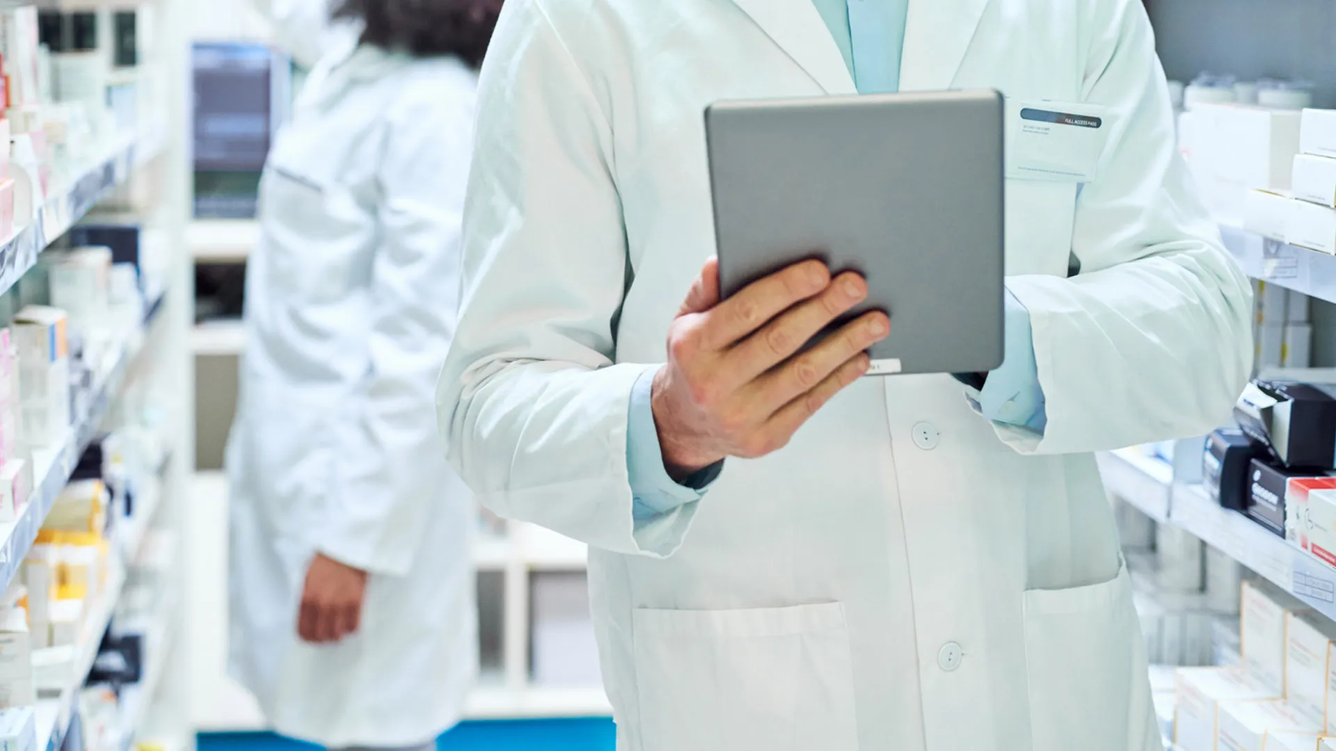 Francisco Villegas, director Operativo de Investigación Clínica de TecSalud, presentó su segundo sobre farmacia clínica.