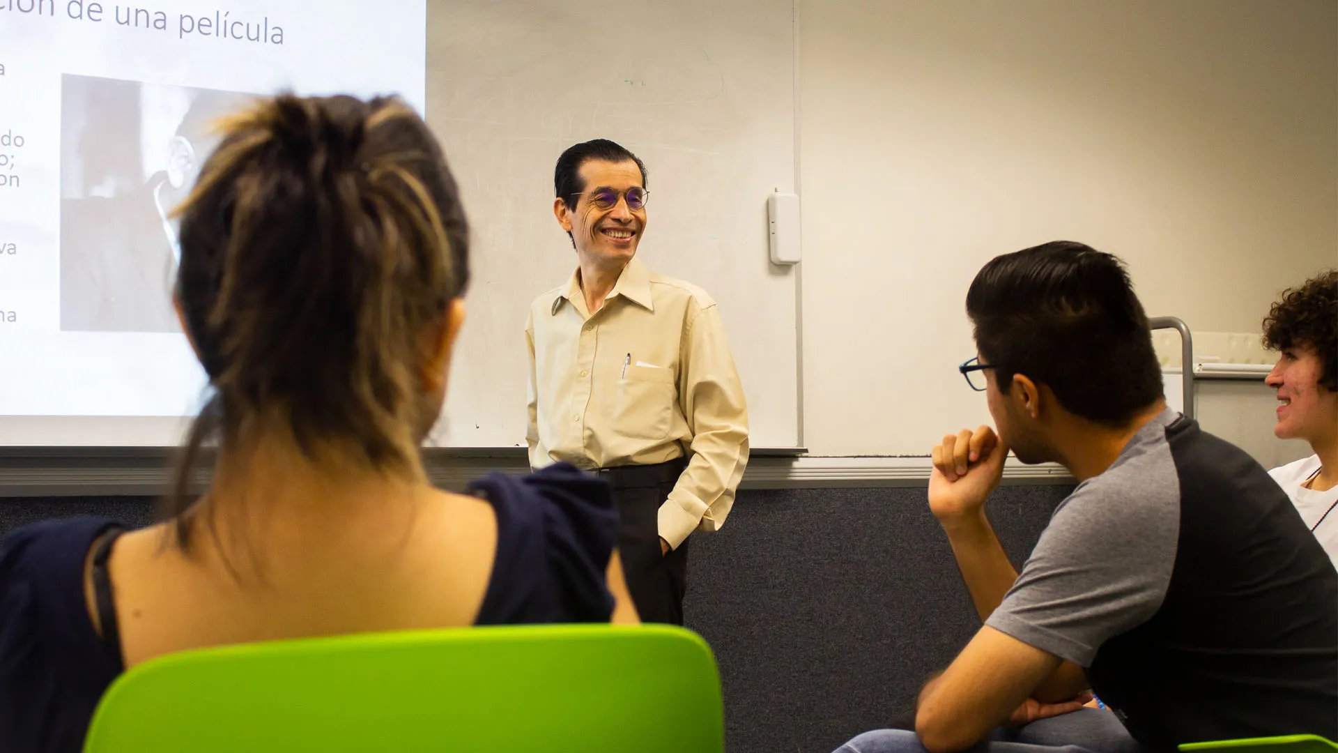 Profesor Diezmartines dando una clase previo a los Golden Globes