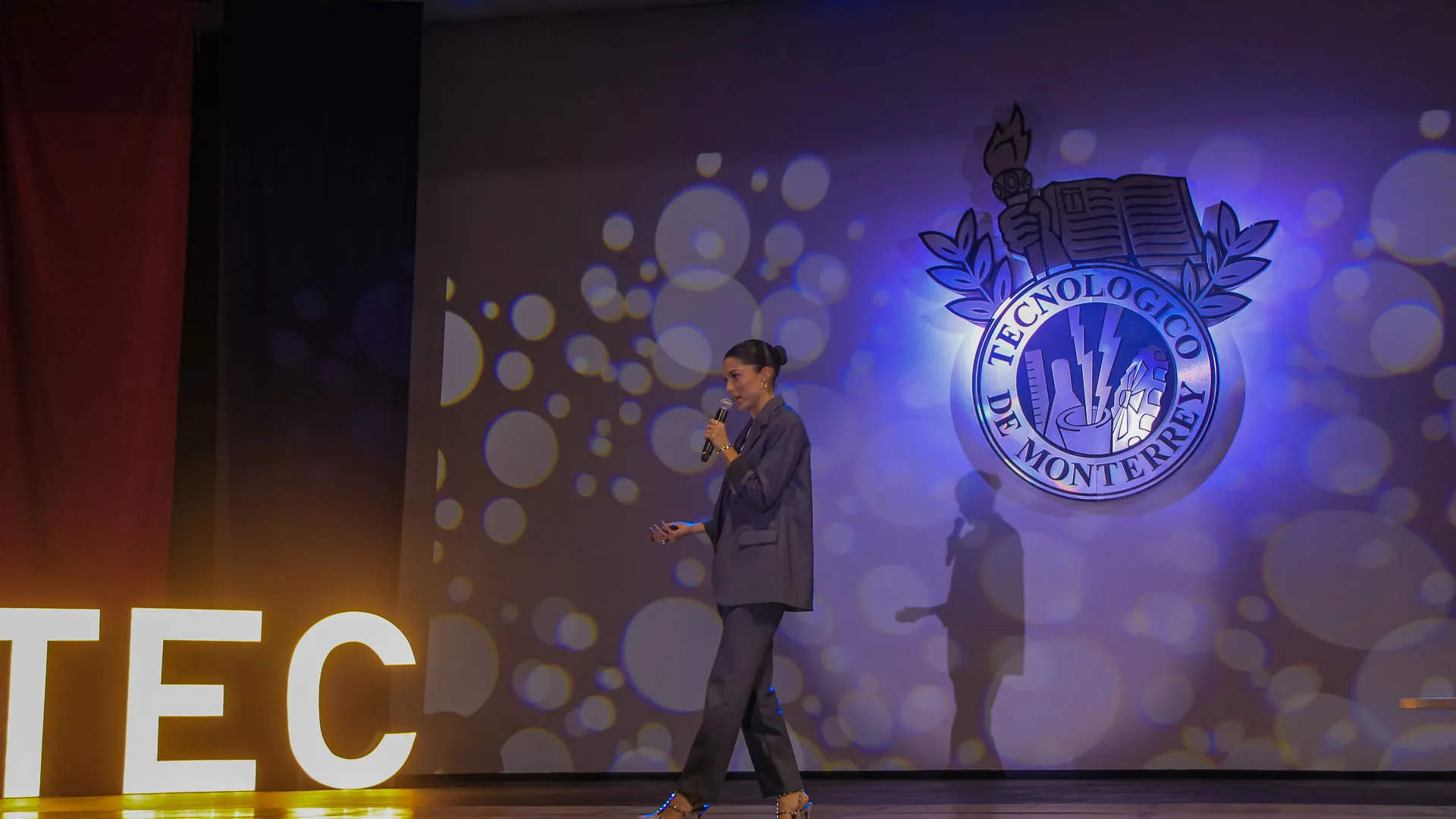 Eugenia Rodríguez en congreso de negocios 