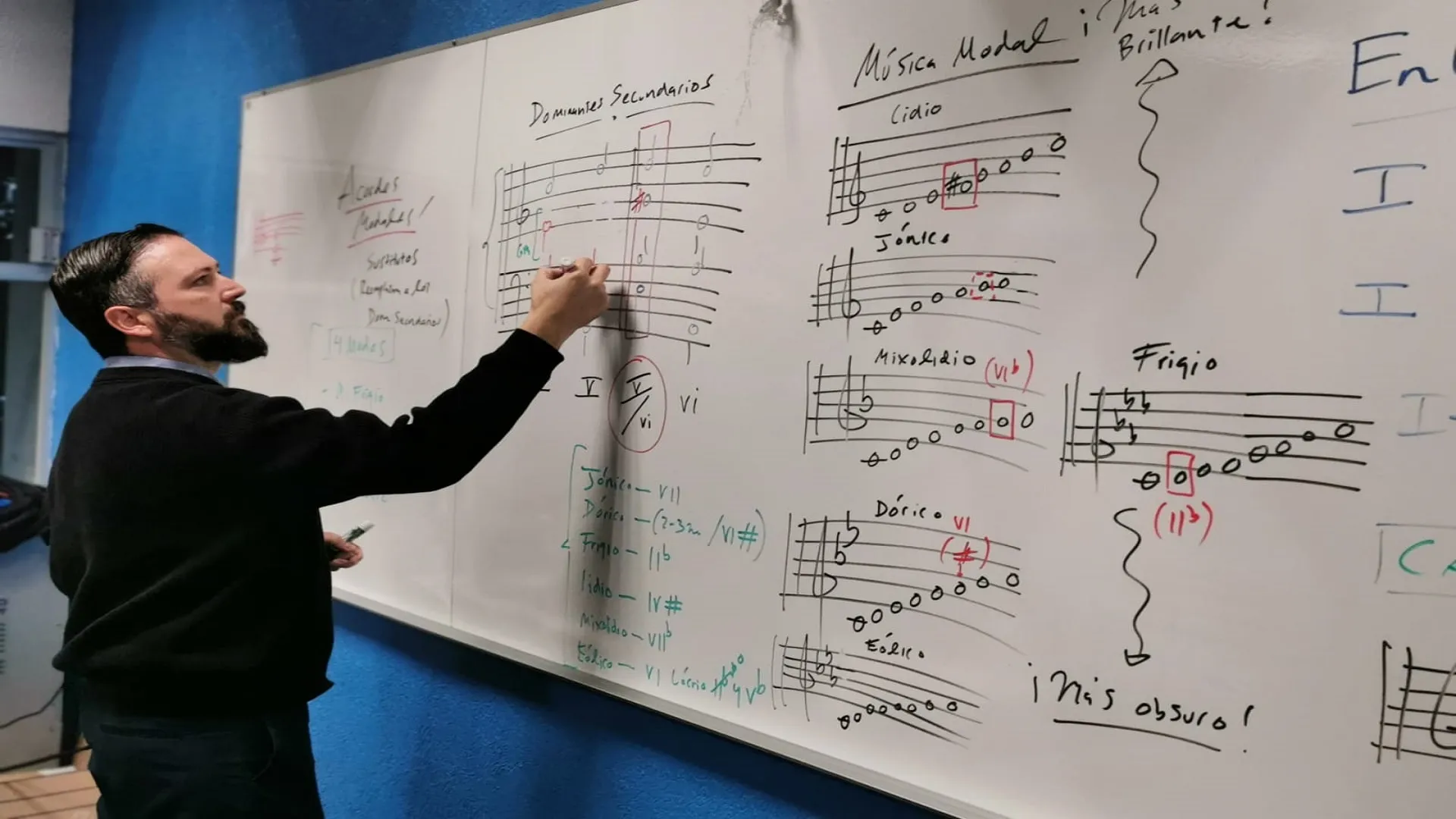 Profesor del Tec imparte clase de música