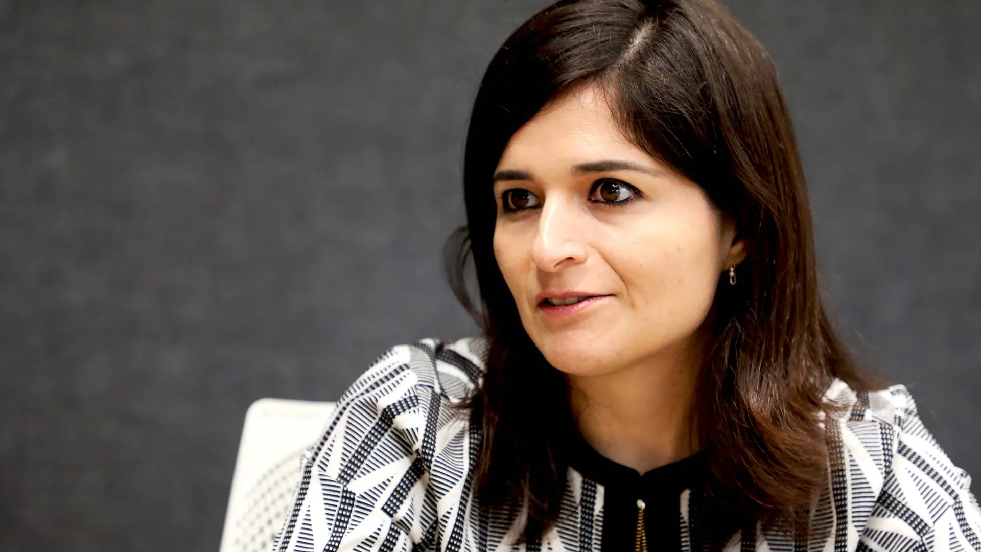 La Dra. Alicia Galindo narra cómo enfrentó una crisis financiera y hoy enseña sobre finanzas.