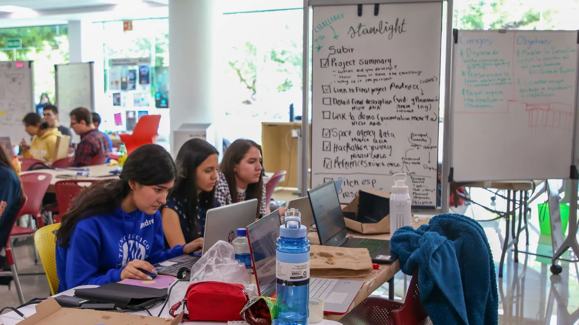 Equipo Starlight trabajando en su propuesta. Tres chicas utilizando computadoras.