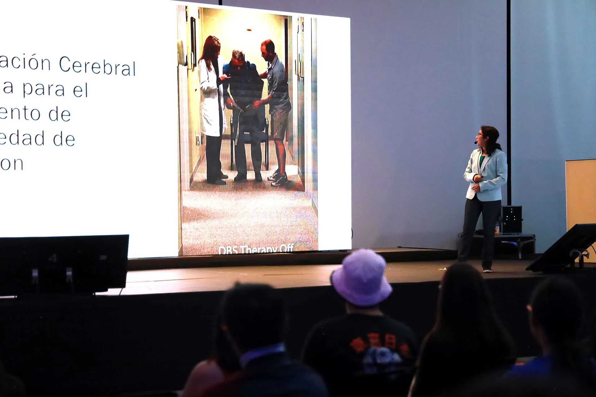 Ana Hernández, investigadora y egresada del Tec Guadalajara compartió los avances de su investigación en conferencia de neurociencia.
