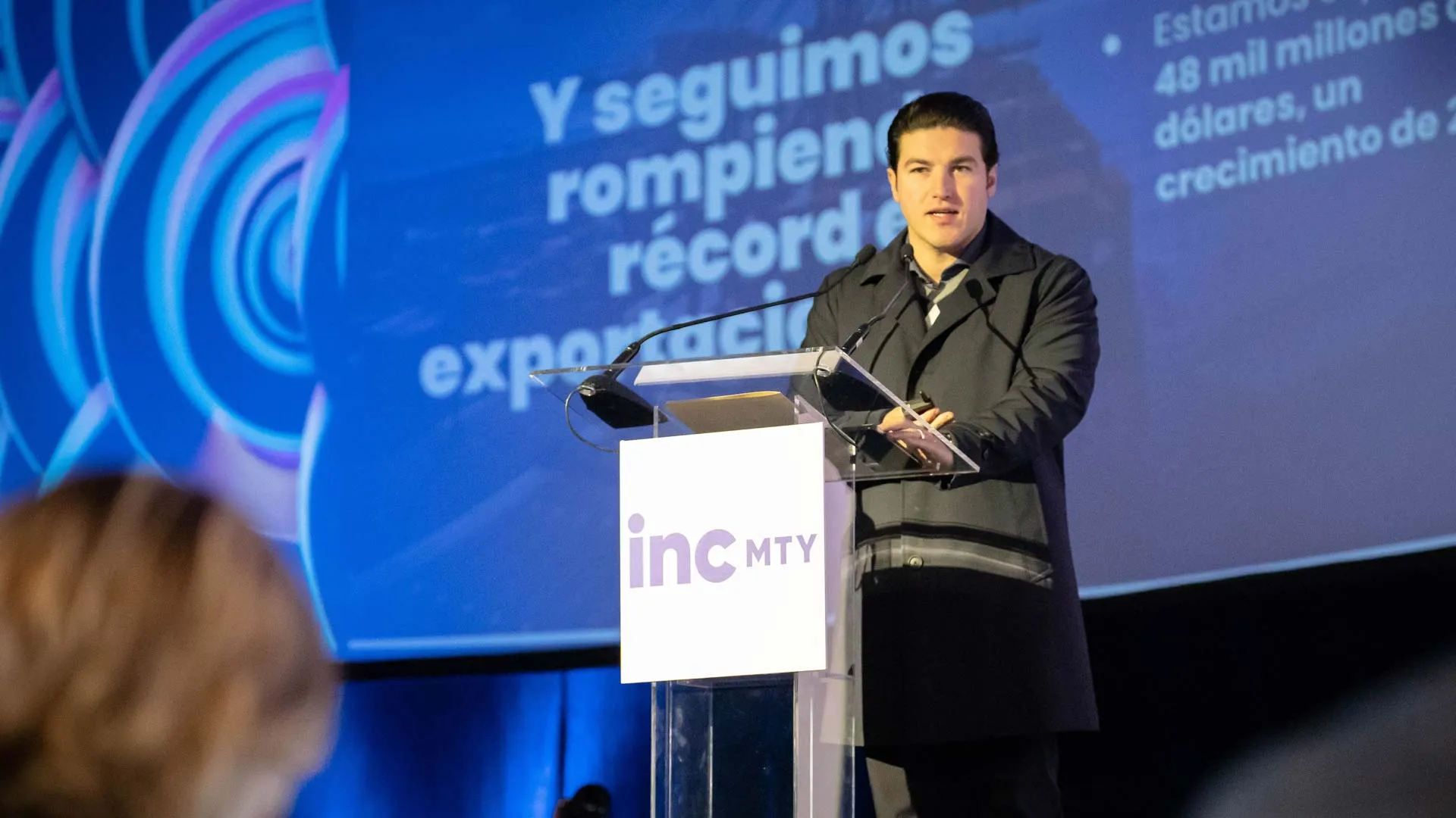 Samuel García dio un discurso en INCmty sobre la plataforma de apoyo de emprendimiento Peak Nuevo León