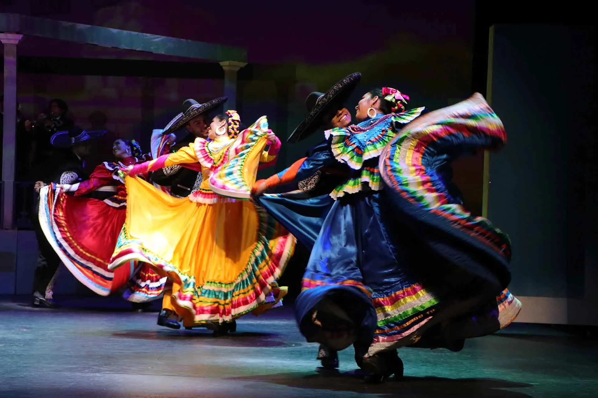 Baile folclórico de Jalisco en el espectáculo de Estampas de México del Tec Guadalajara.