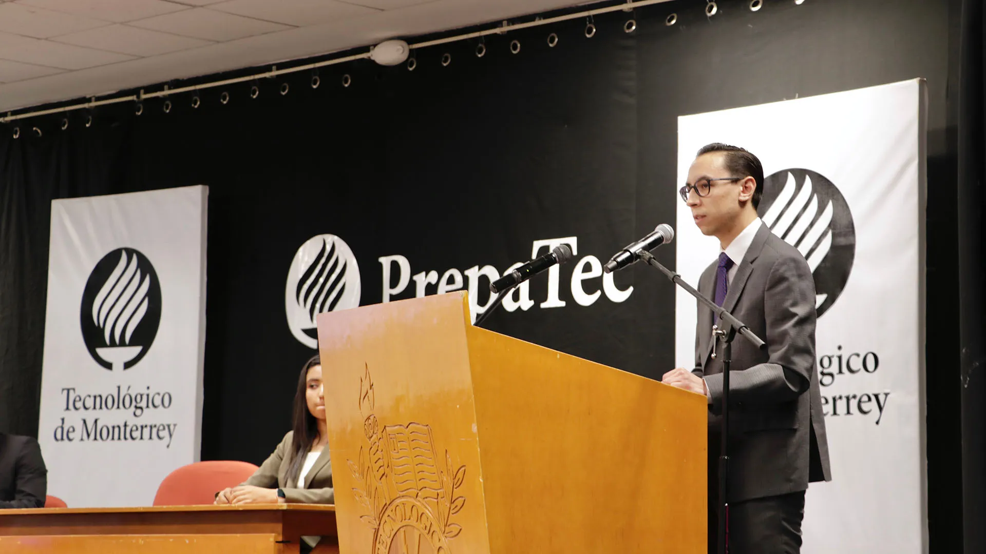 Gerardo dando un discurso en el TecMun 2022 en campus León