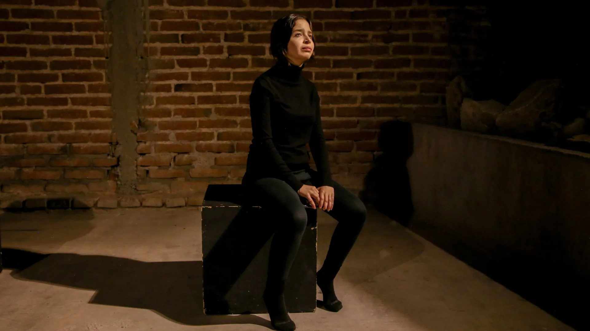 Personaje de En 15 Minutos mostrando preocupacion ante la desaparicion de una mujer