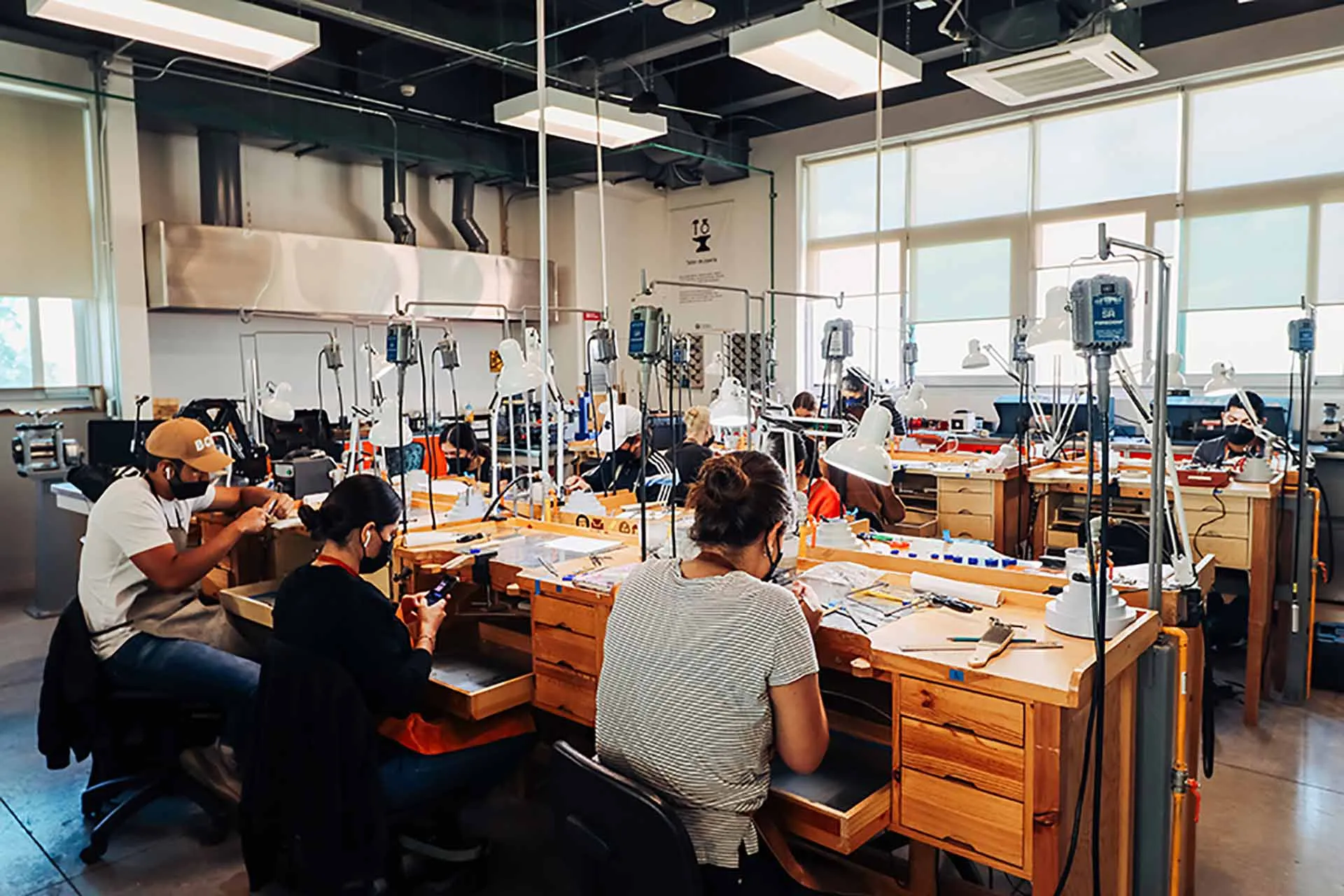 Aprenden a crear joyería en taller de joyería del Tec Guadalajara.