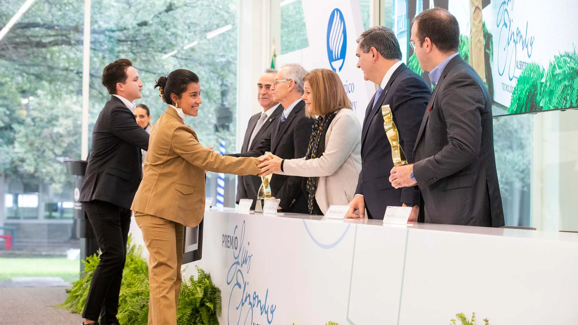 Estudiantes de Tec Toluca son galardonados con el Premio Luis Elizondo