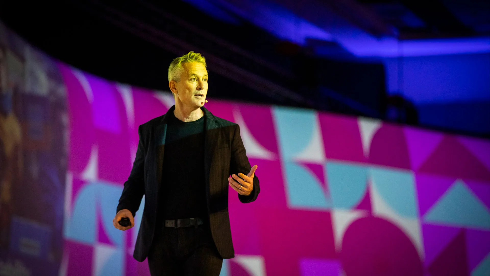 Simon Mainwaring appeared at INCmty 2022 to share 6 mindsets of CEOs of successful companies.