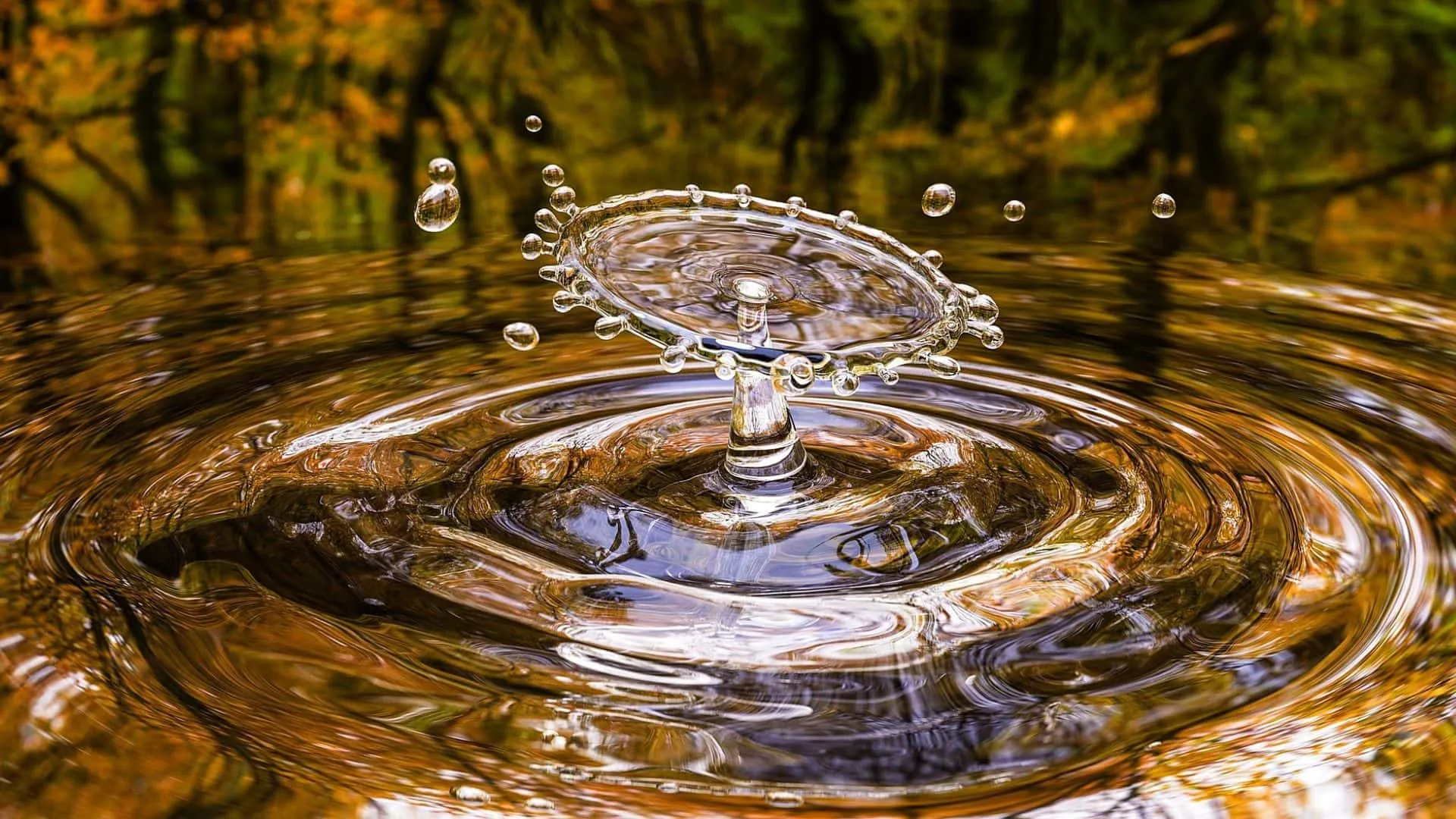 Gota de agua cayendo.