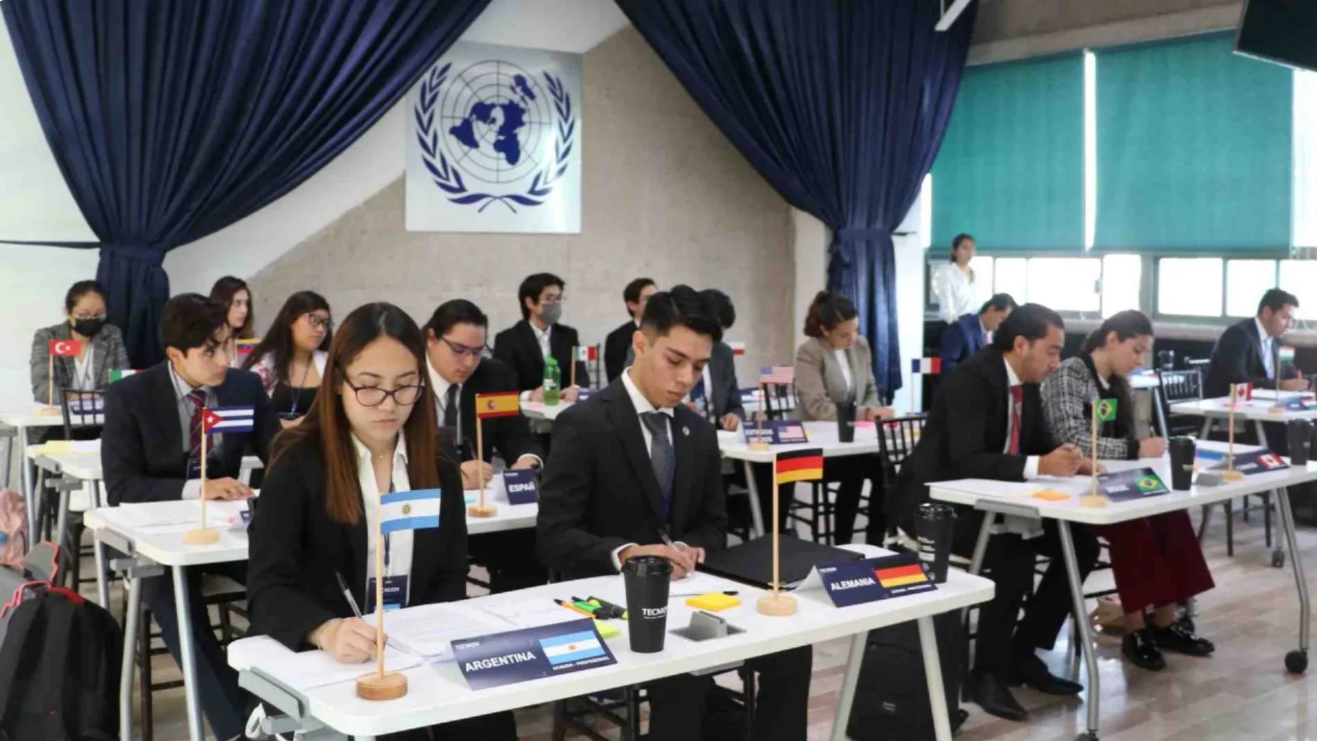 Estudiantes participando de una sesión del modelo de las Naciones Unidas