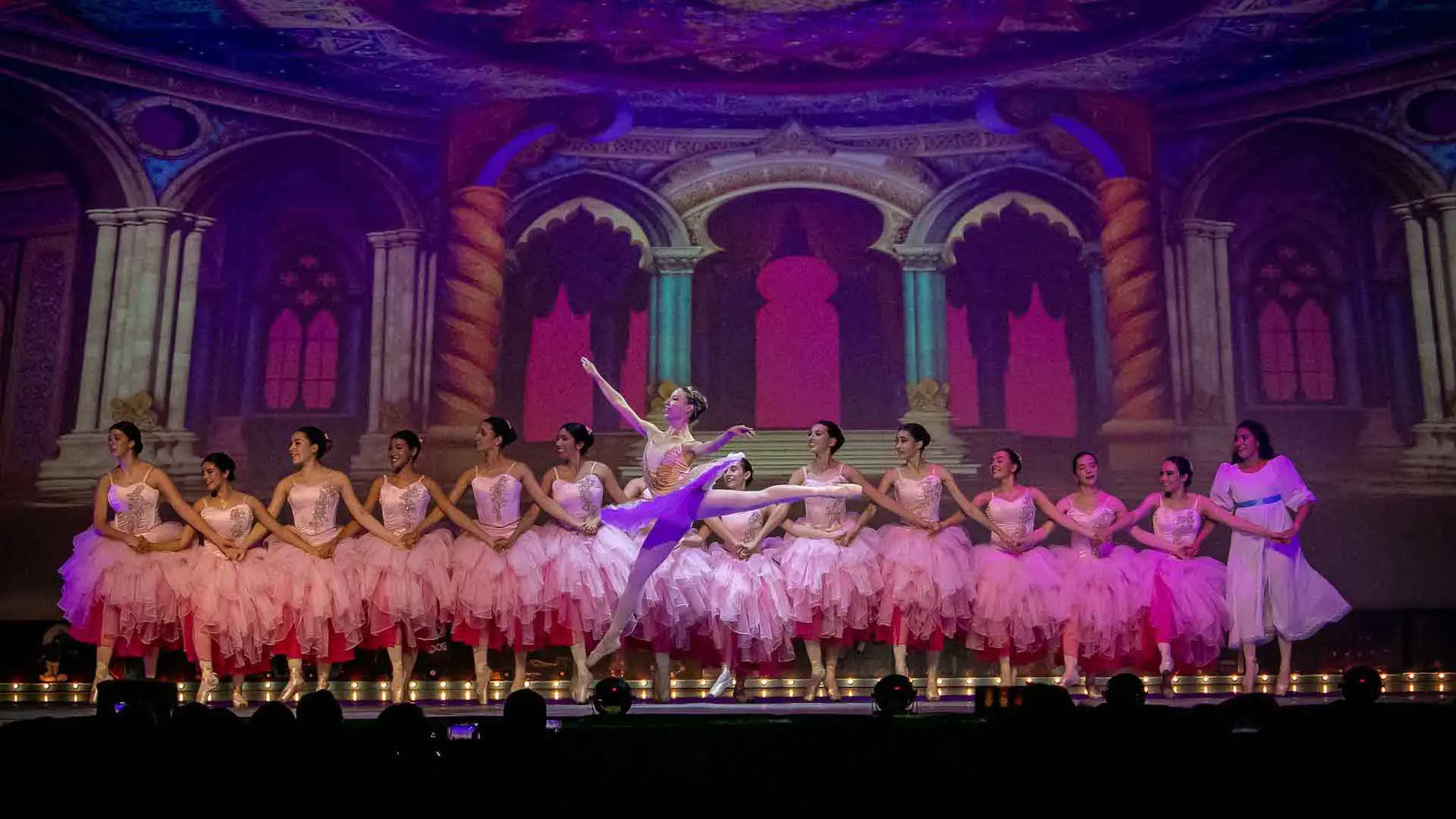 Tec Pue da bienvenida a las fiestas con música, luces y ballet 