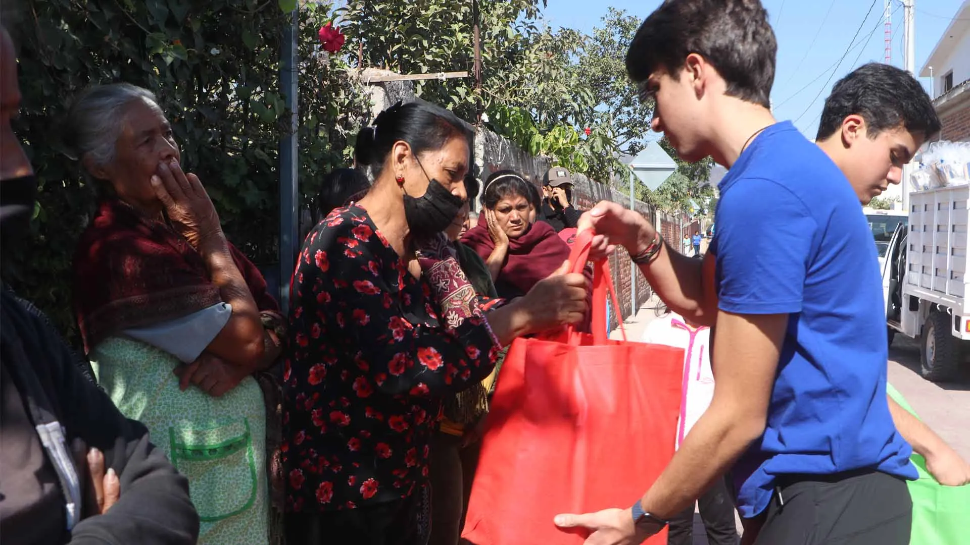 Mariano entrega despensas Peace and Food