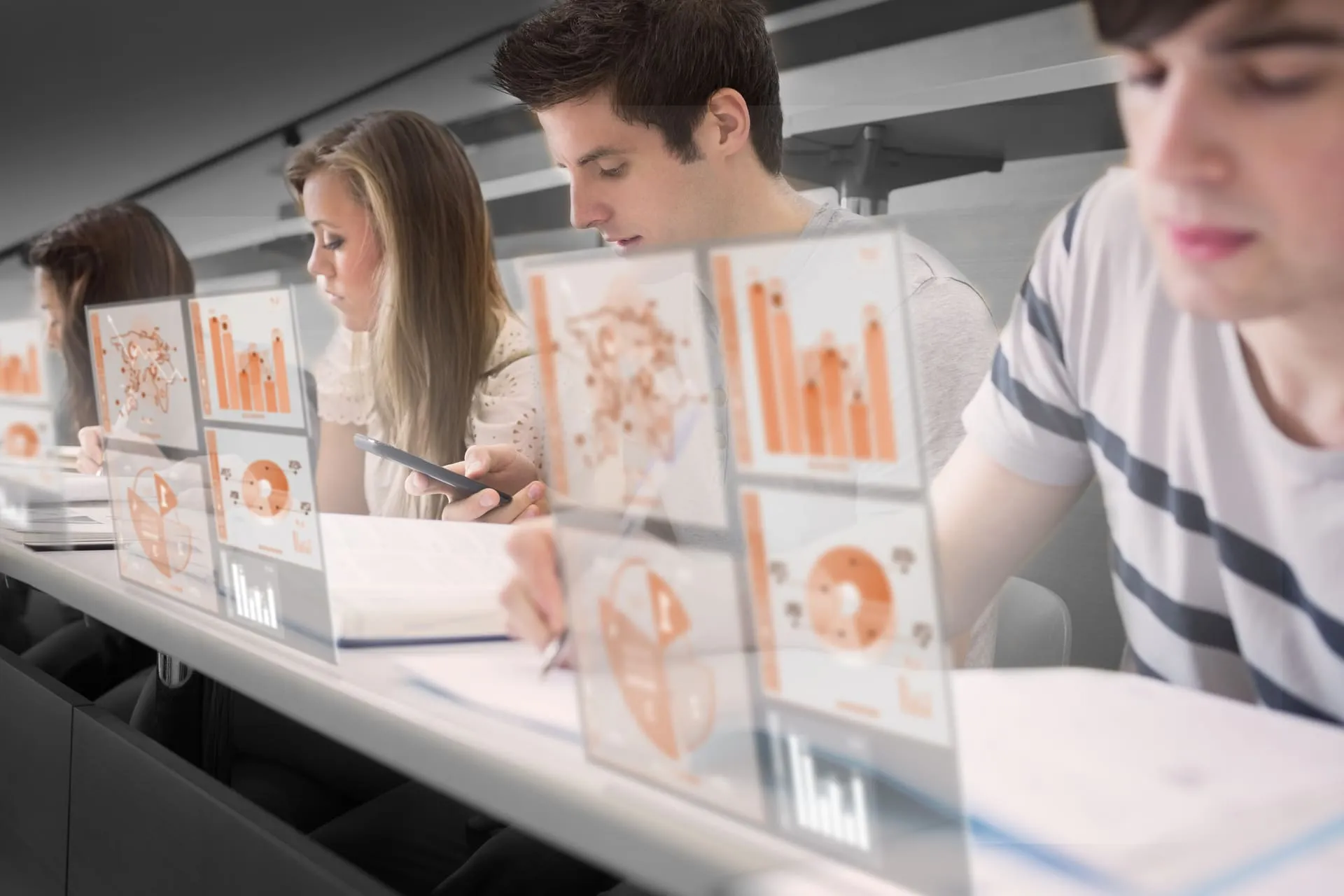 Techvolution: la visión de experiencias ágil y sencillas del Tec de Monterrey para su comunidad (ilustrada con un joven tomando una computadora y saliendo de ella elementos digitales visuales)