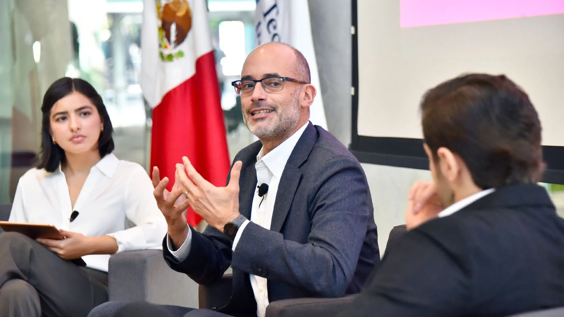 Miguel Treviño, alcalde del municipio San Pedro Garza García charlando con alumnos de campus Monterrey en Foro Actúa