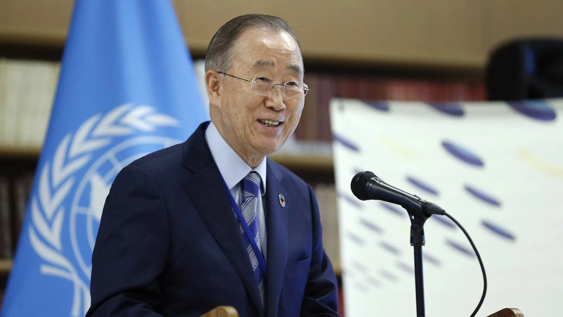 Former UN leader Ban Ki-moon speaks with rectors from Tec and Tríada