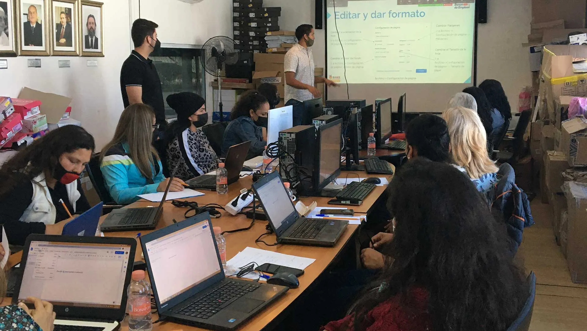 Estudiantes del Tec Guadalajara colaboran con el banco de alimentos en la iniciativa banco de empleo para que gente de escasos recursos obtenga trabajo.