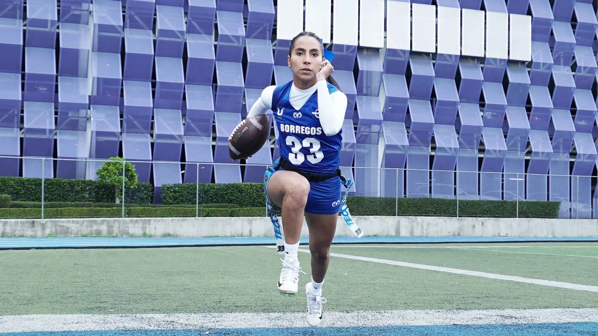 Diana Flores corre con el ovoide en  una práctica de tocho bandera