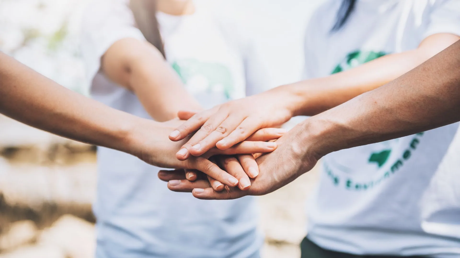 Manos sobrepuestas simbolizando union