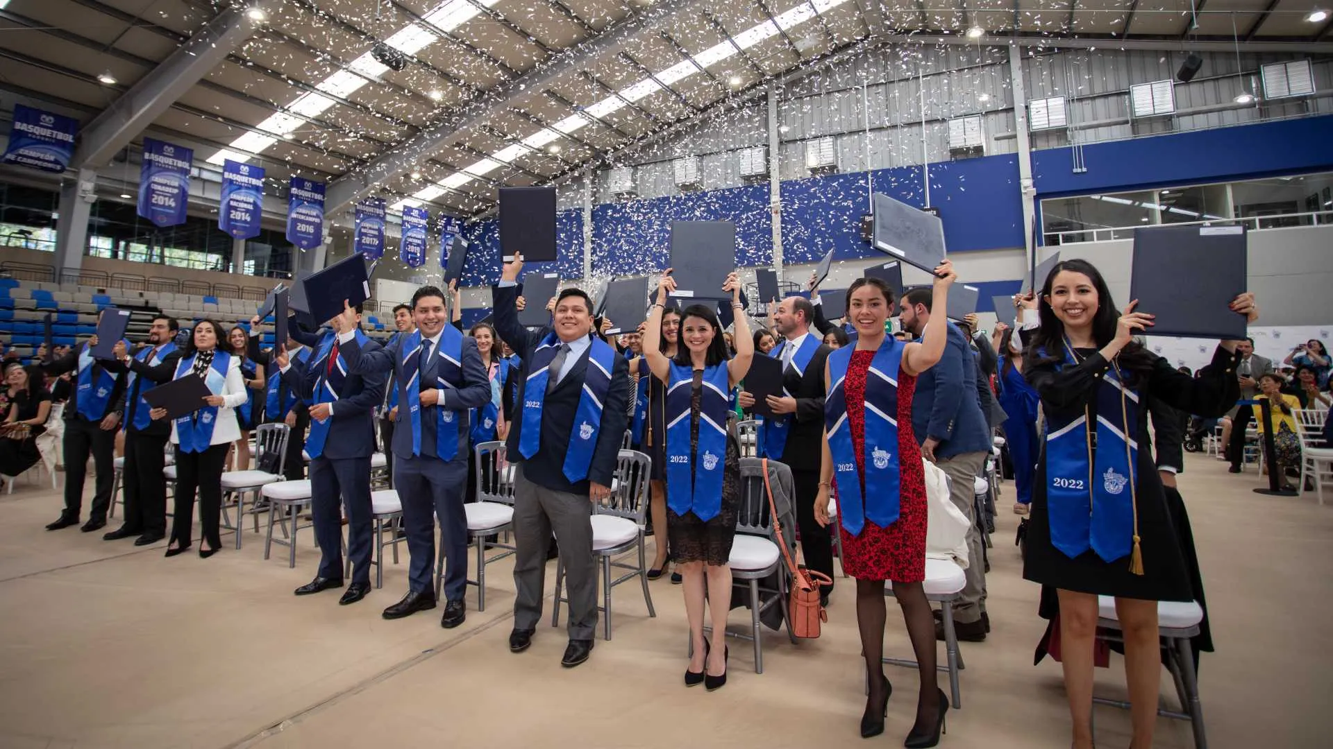 Egresados del campus Hidalgo levantando si título profesional