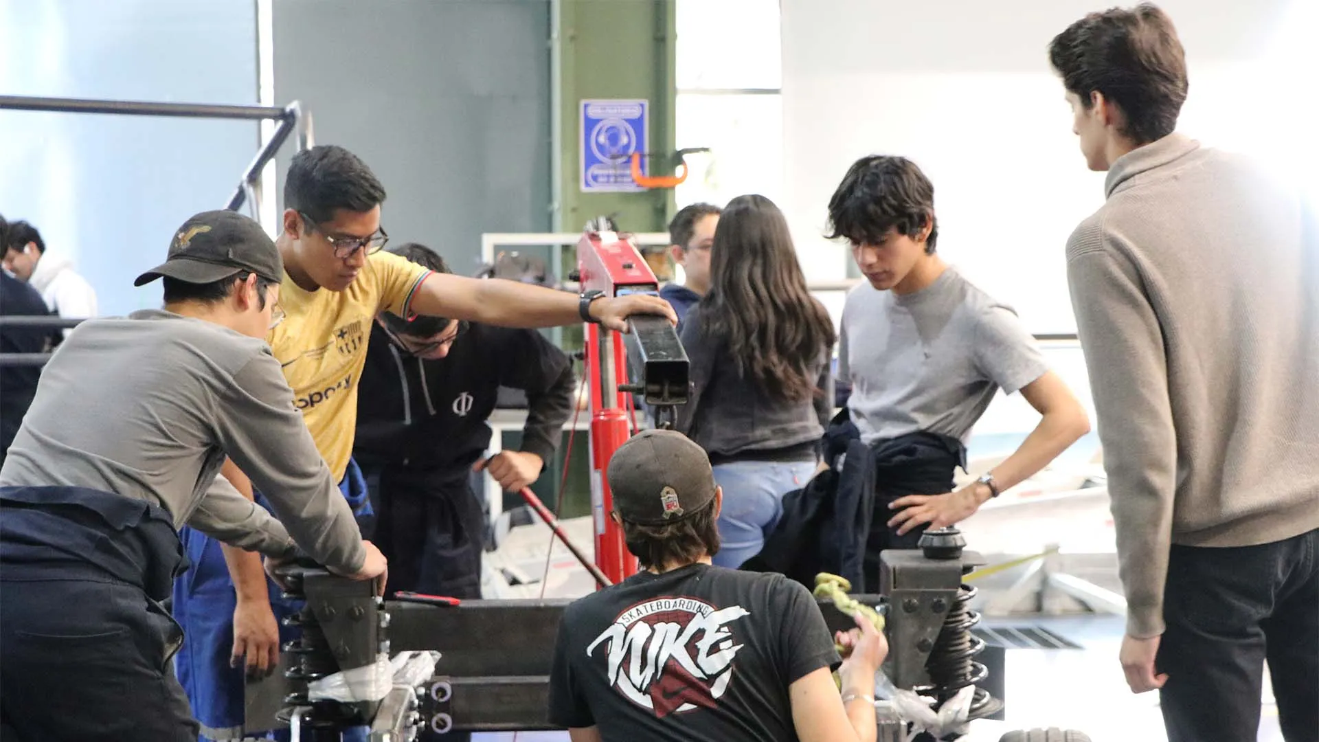 Estudiantes Tec crean auto eléctrico desde cero para socio formador