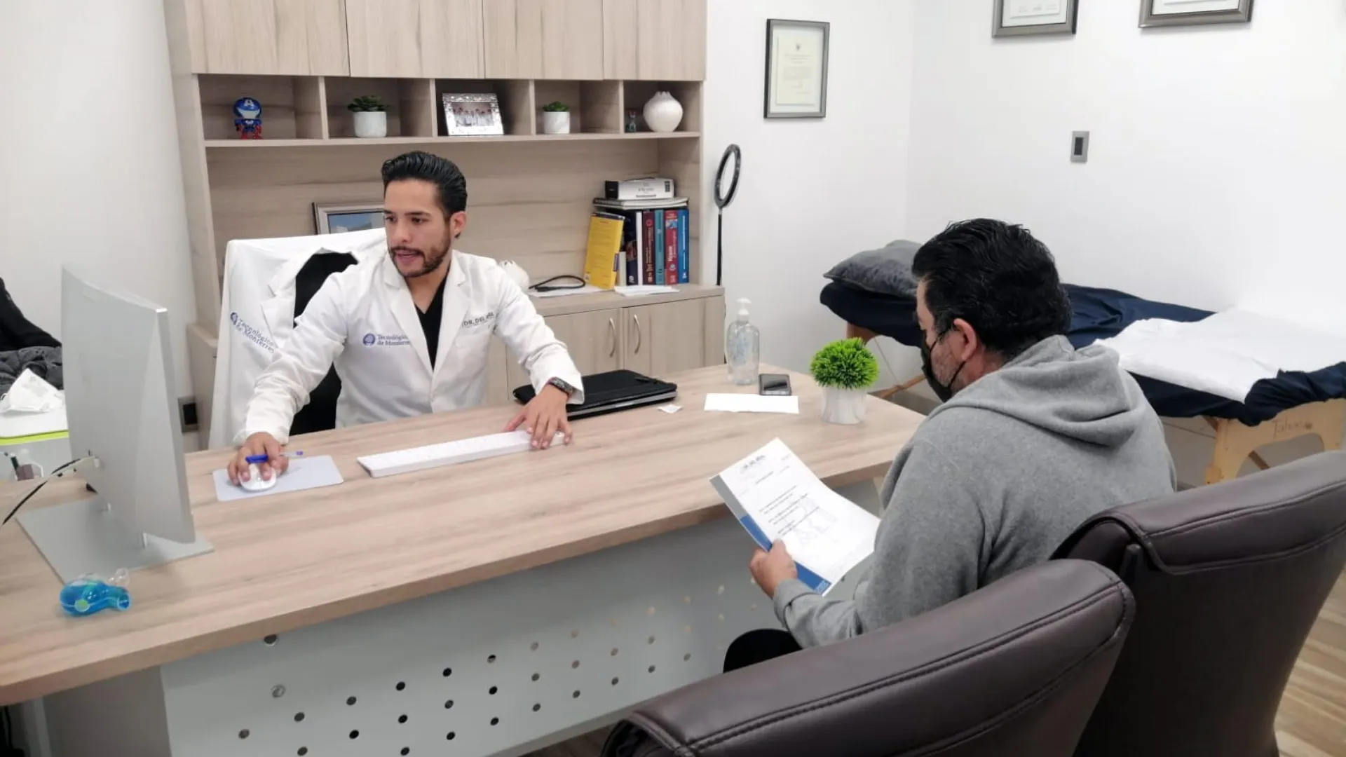 Médico EXATEC Zanndor Del Real en consulta durante las jornadas médicas gratuitas